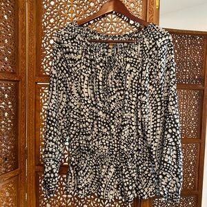 🚺 Ellen Tracy b&w patterned gathered blouse